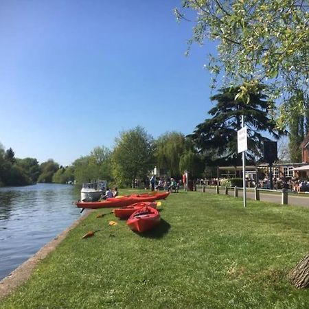 River Cabin Retreat Shepperton Extérieur photo